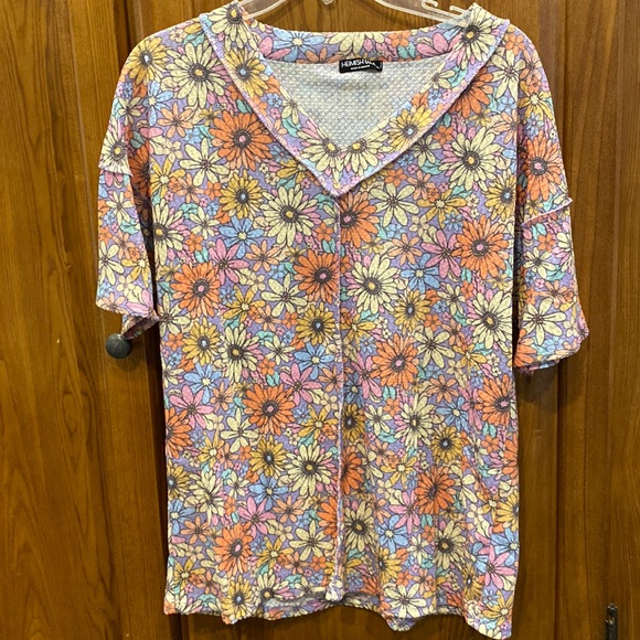 HEIMISH USA Tops - NWOT Heimish vneck top size small